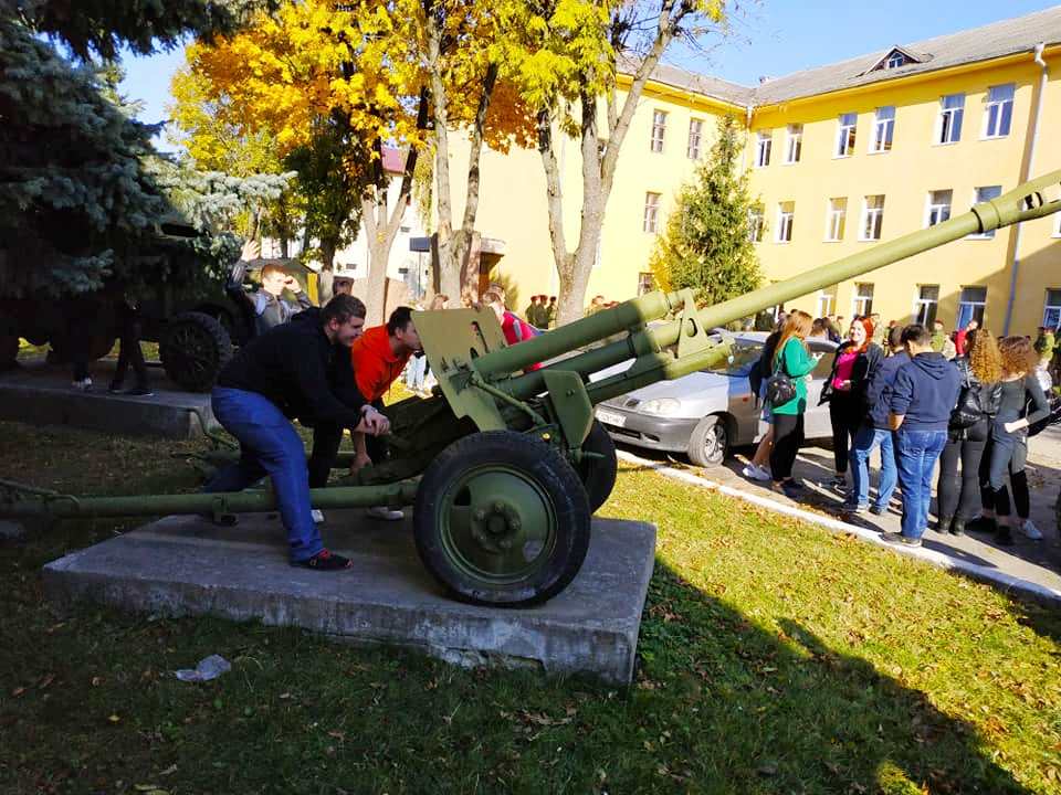  Історики подались в артилеристи